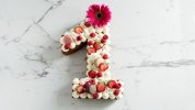 gateau-en-forme-de-chiffre-1-macarons-fraises-framboises-creme-chantilly-136741938.jpg